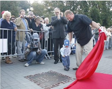 Janusz Rokicki podczas odsłonięcia